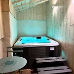 La Merlere : De Charme & Jacuzzi Apartman